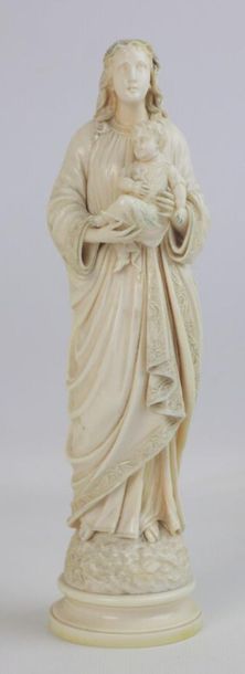 null Vierge à l'enfant en ivoire finement sculpté.

Travail français vers 1900.

H_23...