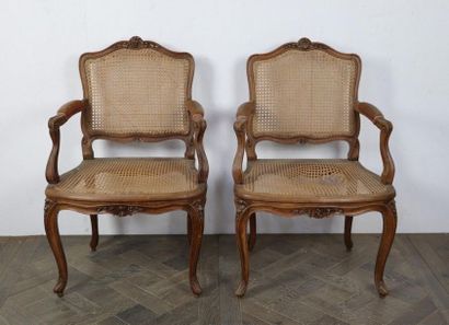 null Paire de fauteuils cannés en bois mouluré et sculpté.

Epoque Louis XV

H_94...
