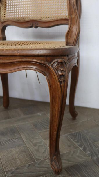 null Paire de fauteuils cannés en bois mouluré et sculpté.

Epoque Louis XV

H_94...