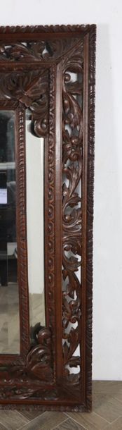 null Important miroir à parecloses biseauté en bois mouluré et sculpté, au naturel.

XIXème...