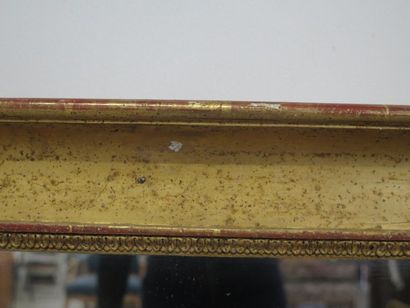 null Miroir en bois et stuc doré.

Début du XIXème siècle.

H_114 cm L_97 cm, la...