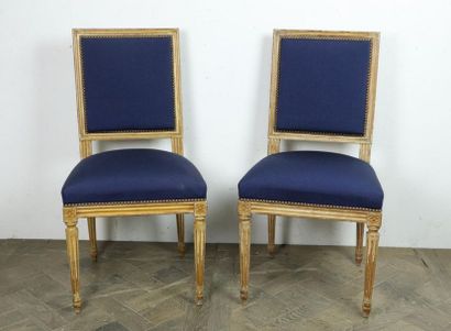 null Paire de chaises en bois mouluré et sculpté.

Style Louis XVI.

H_91 cm L_48...