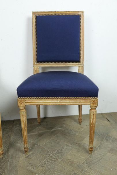 null Paire de chaises en bois mouluré et sculpté.

Style Louis XVI.

H_91 cm L_48...