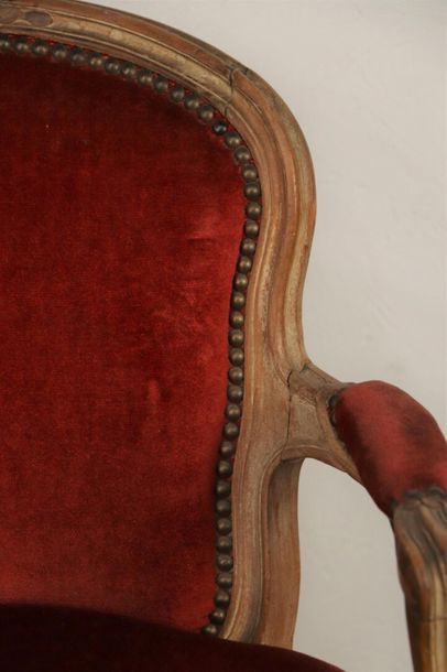 null Paire de fauteuils cabriolet en bois mouluré et sculpté, cérusé.

Style Louis...
