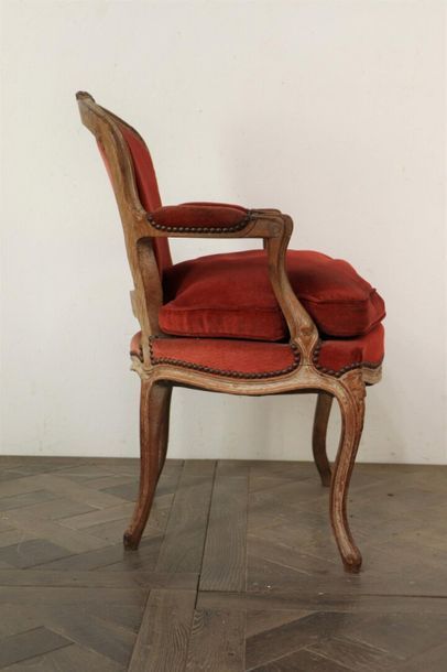 null Paire de fauteuils cabriolet en bois mouluré et sculpté, cérusé.

Style Louis...