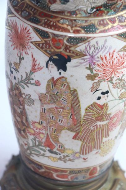 null JAPON, Satsuma.

Vase en céramique à décor de dames de cour sur la panse, le...