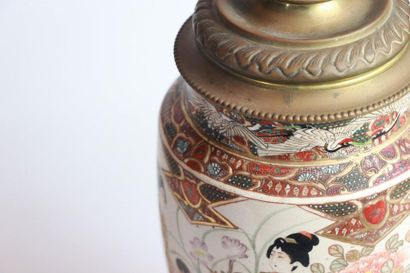 null JAPON, Satsuma.

Vase en céramique à décor de dames de cour sur la panse, le...