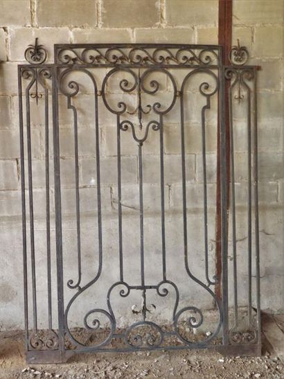 null Paire de grilles en fer forgé à décor de volutes et d'entrelacs.

XVIIIème siècle.

H_211...