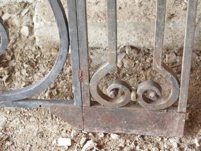 null Paire de grilles en fer forgé à décor de volutes et d'entrelacs.

XVIIIème siècle.

H_211...