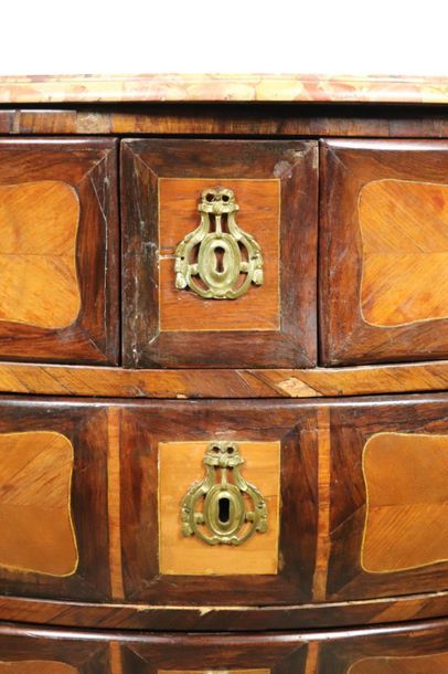 null Veneer marquetry chest of drawers opening five drawers on three rows.

Stamp...