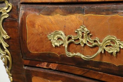 null Veneer marquetry chest of drawers opening five drawers on three rows.

Stamp...