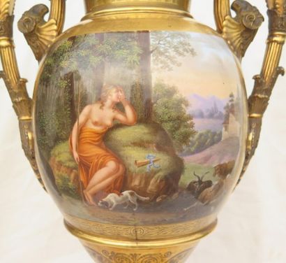 null PARIS.

Important vase en porcelaine polychrome et or, à décor dans deux cartouches...