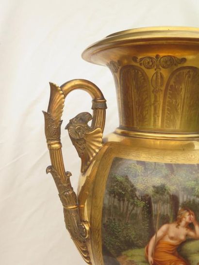 null PARIS.

Important vase en porcelaine polychrome et or, à décor dans deux cartouches...
