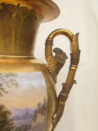 null PARIS.

Important vase in polychrome porcelain and gold, decorated in two main...