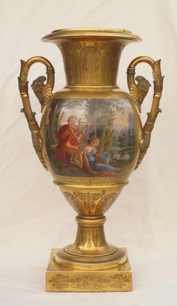 null PARIS.

Important vase in polychrome porcelain and gold, decorated in two main...