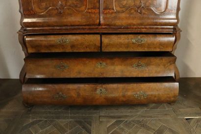 null Important cabinet in walnut, veneer and burr walnut.

It opens with four drawers...
