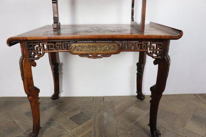 null Gabriel VIARDOT (1830-1904).

Table à thé en bois mouluré, sculpté et ajouré...
