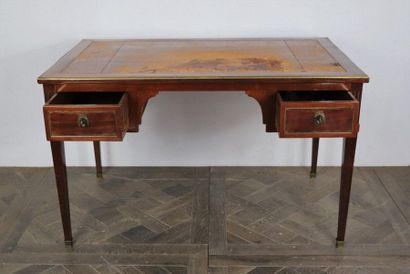 null Flat mahogany and mahogany veneer desk.

It opens with two drawers on the front.

Late...