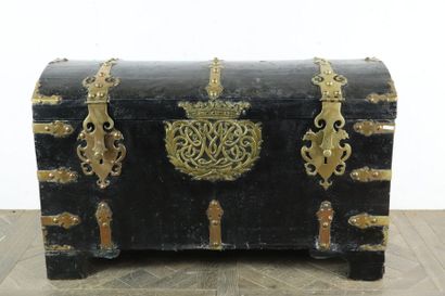 null Important wooden trunk covered with black lacquered leather and decorated with...