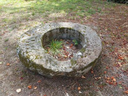 null Margelle de puits monoxyle en pierre, XVIIème siècle. 

D_152 cm H_44 cm

Vendue...