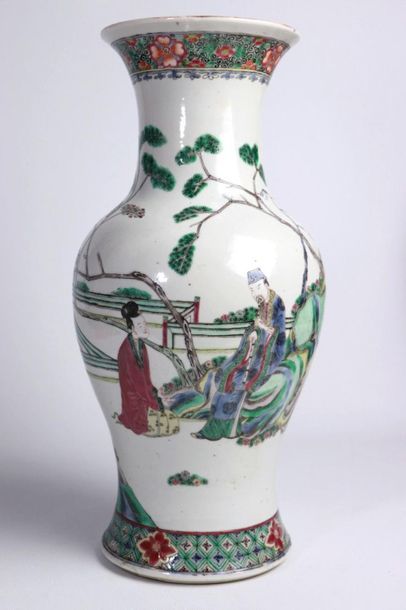 CHINA, 19th century.

Baluster vase in porcelain...