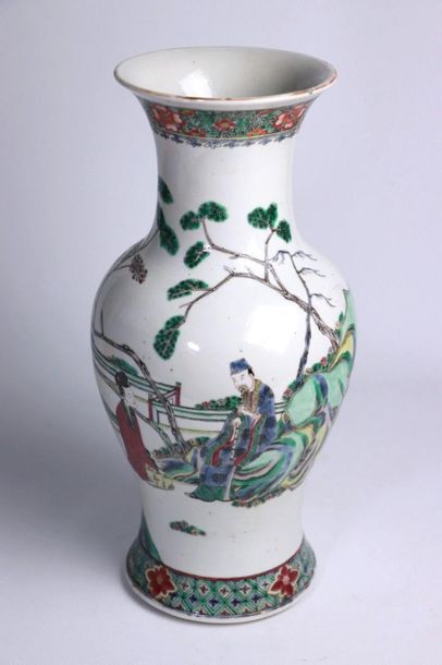 null CHINE, XIXème siècle.

Vase balustre en porcelaine et émaux polychromes à décor...