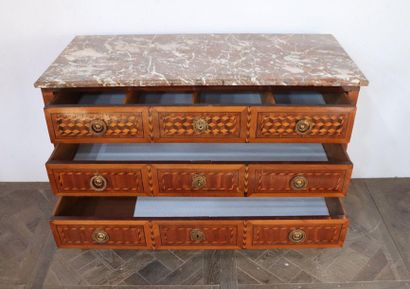 null Veneer marquetry chest of drawers opening three drawers on three rows.

18th...