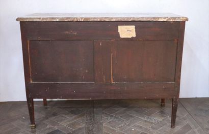 null Veneer marquetry chest of drawers opening three drawers on three rows.

18th...