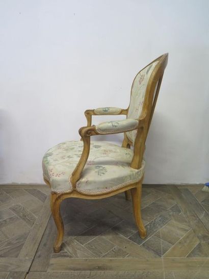 null Paire de fauteuils en bois mouluré et sculpté, anciennement laqué.

Epoque Louis...