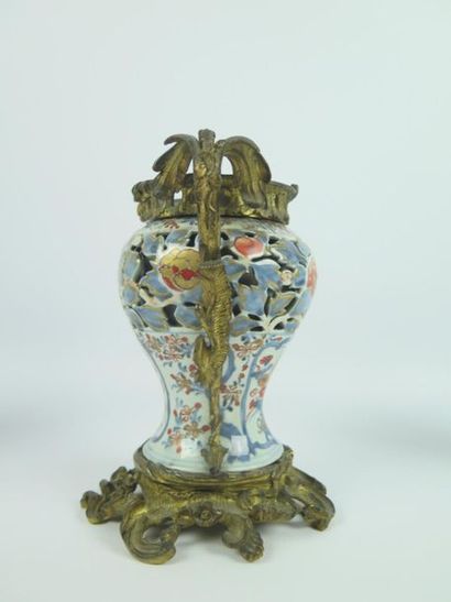 null JAPON.

Garniture de cheminée en porcelaine ajourée à décor Imari.

XVIIIème...