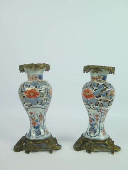 null JAPON.

Garniture de cheminée en porcelaine ajourée à décor Imari.

XVIIIème...