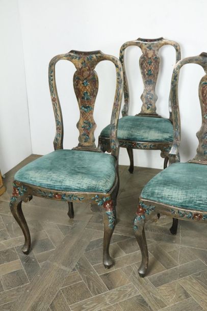 null Suite de six chaises en bois laqué à décor polychrome de fleurs.

Travail vénitien...