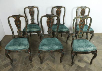 null Suite de six chaises en bois laqué à décor polychrome de fleurs.

Travail vénitien...