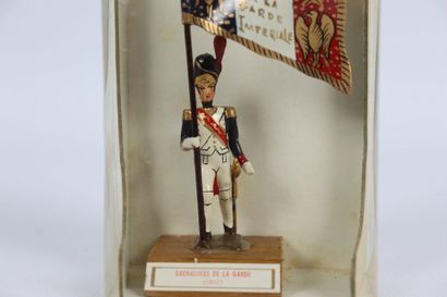 null CBG 1er Empire

3 boites vitrine avec Drapeau des Marins de la Garde (1810),...