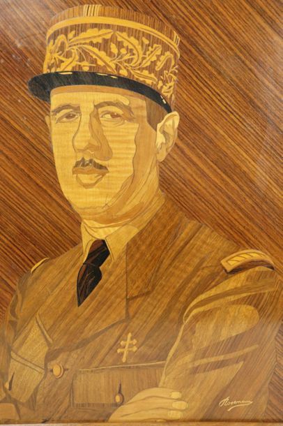 null ROSENAU.

Portrait du Général De Gaulle.

Marqueterie sur panneau signée en...