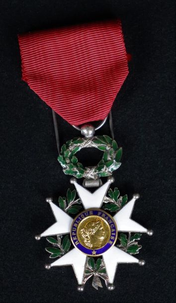 null Ordre de la Légion d'honneur, quatrième République :

Etoile en argent émaillé...