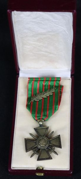 Croix de Guerre 1914-1915 in silver vermeil.

One...