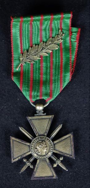 null Croix de Guerre 1914-1915 in silver vermeil.

One palm, punch on the stirrup...