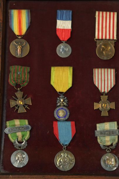 null Ensemble de neuf médailles militaires, présentées dans un encadrement sur fond...