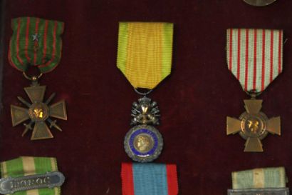 null Ensemble de neuf médailles militaires, présentées dans un encadrement sur fond...