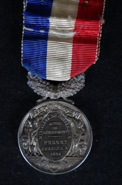 null Ensemble de trois décorations et un insigne Société Légion Honneur :

Une médaille...