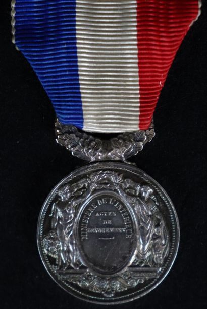 null Ensemble de trois décorations et un insigne Société Légion Honneur :

Une médaille...