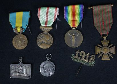 Set of seven souvenirs from the Great War:

1918...