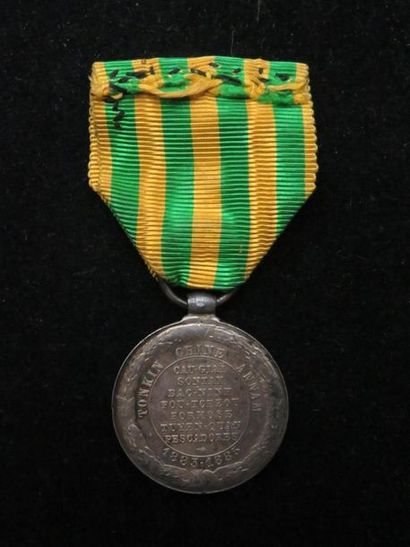 null Médaille de l'Annam Tonkin 1883-1885

Modèle Terre, 7 victoires

D_30 mm