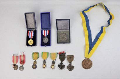 null Set of medals and decorations comprising :

Three decorations value and discipline.

Two...