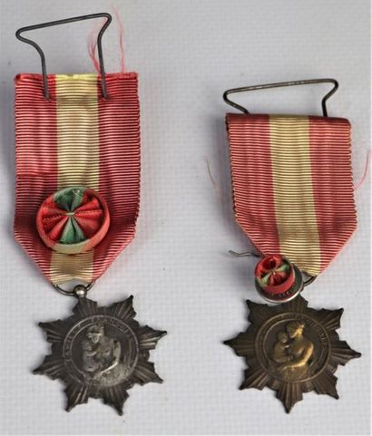 null Ensemble de médailles et décorations comprenant :

Trois décorations valeur...