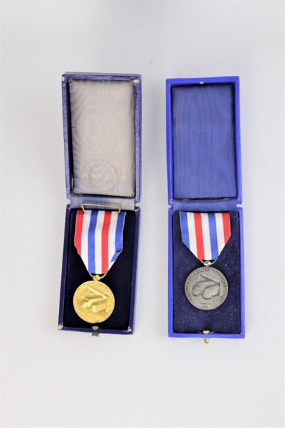 null Ensemble de médailles et décorations comprenant :

Trois décorations valeur...