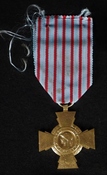 null Ensemble de sept décorations 1914-1918

Médaille militaire en argent, Poids...