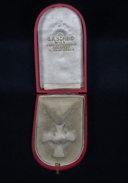 null Medal of Honour of the Austrian Red Cross 1864-1914, with war decoration in...