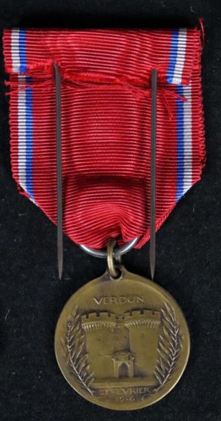null Ensemble de trois décorations et un attribut de képi 1914-1918 :

Une médaille...